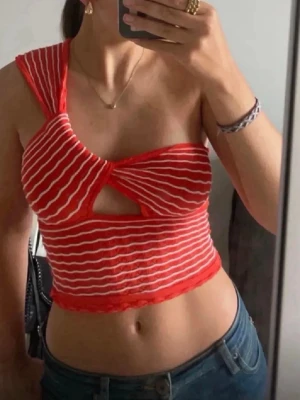 Orange oneshoulder topp från Zara - Säljer denna coola och snygga one shoulder topp från Zara i korall. Aldrig använd och den finns inte att köpa längre. Den är i storlek S men skulle säga att den passar de med både S och de med xs. Priset kan diskuteras!