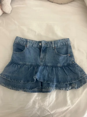 Jeans volangkjol från Zara  - Supersnygg jeanskjol med volanger från Zara💖 perfekt nu till sommaren 