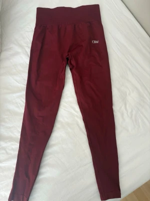 Vinröda seamless leggings från ICIW - Snygga vinröda seamless leggings från ICIW med hög midja och diskret logga på ena höften. Stretchigt material som sitter tajt och bekvämt. Perfekta för träning eller chill. Klassisk modell utan fickor eller dragkedjor.