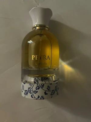 Lattafa Petra - Cirka 90-95 % kvar av flaskan. Förvarad mörkt för parfymens bästa ✨