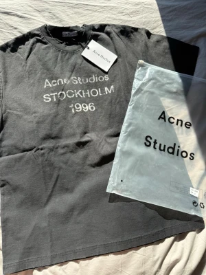 Svart Acne Studios T-shirt Storlek S - Fin T-shirt, oanvänd med taggar och påse. Stor efterfrågan så passa på att köpa. Billig for a reason👌Mått📏: Längd: 70cm Bredd: 56cm Axelbredd: 52cm. Passar både S/M. Skriv privat vid frågor. 