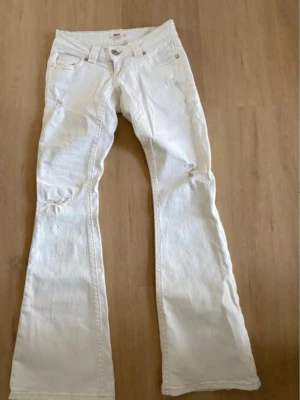 trendiga jeans - supersnygga och populära jeans från Gina Tricot i storlek S. var tyvärr lite stora för mig, i jättefint skick 😇 