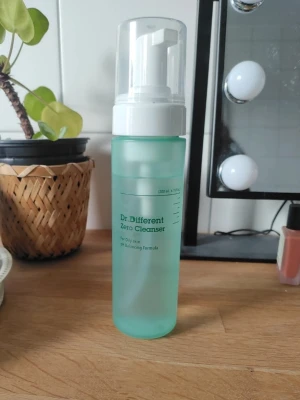 Dr. Different Zero Cleanser - Dr. Different Zero Cleanser är en ansiktsrengöring för fet hud med pH-balanserande formula. Flaskan är turkos med vit pump och rymmer 200 ml. Perfekt för dig som vill ha en fräsch och effektiv rengöring i din hudvårdsrutin.