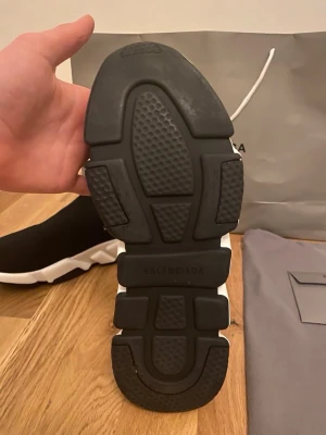  Trainer sneakers - Säljer ett par svarta  Trainer sneakers med vit chunky sula och stickad strumpliknande ovandel. Ikonisk logga på sidan och superbekväm passform. Kommer med originalpåse och shoppingbag.