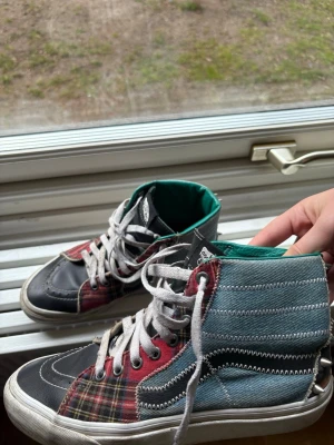 Coola vans  - Unika Vans med coola detaljer som tyvärr är för stora för mig, skriv om du vill ha fler bilder❤️