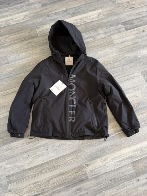 Moncler windbreaker  - Jätte snygg svart windbreaker som passar till många olika stilar och är perfekt nu när det är fortfarande lite kallt. Aldrig anvånd helt ny 