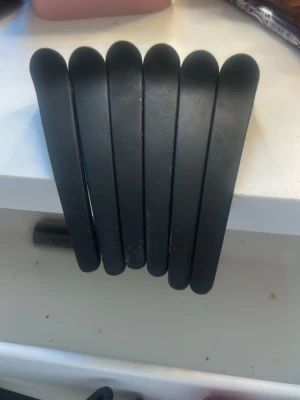 Svart hårklämma i plast - Säljer en stor svart hårklämma i plast med sju breda armar. Klämman har en matt finish och är perfekt för att hålla upp mycket hår på ett snyggt och enkelt sätt. Enkel att använda och passar till många olika frisyrer. Det finns 6 st