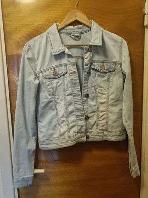 Jeansjacka  - Fin jeansjacka i bra skick.                            Katt finns i hemmet. Rökfri.