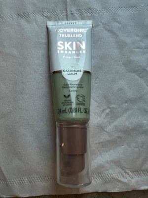 Covergirl Trublend Skin Enhancer Primer - Grön primer från Covergirl TruBlend Skin Enhancer i nyansen 30 Cashmere Calm. Tub med pump, 24 ml. Vegansk formula med centella, designad för att neutralisera rodnad och ge en jämnare hudton. Perfekt för dig som vill ha en lugnande bas innan makeup. Endast testad på handen.