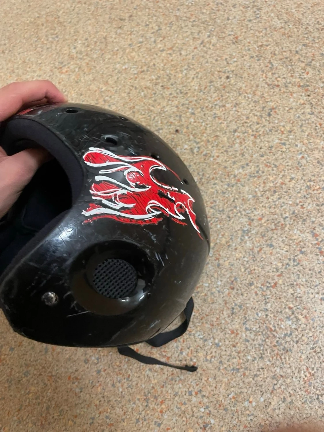 Svart hjälm med ventilationshål - 2