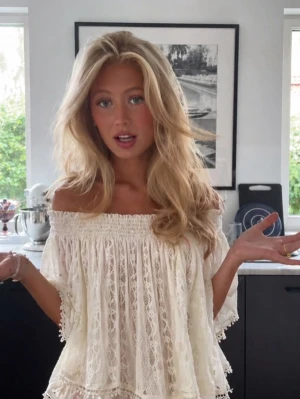 Vit Volangblus - Vit off-shoulder i spets, italiensk vintage. 💛perfekt inför sommaren💗 Storlek XS Aldrig använd!! ‼️Bortrest from 7/5, kan posta innan dess!