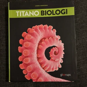 Titano Biologi -  Boken är fylld med spännande bilder och fakta om naturen, djur och hållbar utveckling. Perfekt för dig som vill förstå livet omkring oss och fördjupa dig i naturvetenskap på ett inspirerande sätt.