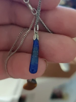 Lapis Lazuli & Tigeröga - 2 vackra ädelstenar med fäste av sterling silver. Lapis stenen har fått av på mitten , men superlimmade ihop den. Vanligtvis smulas stenen ned för användning att göra färg med. 