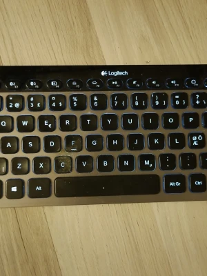 Logitech K810 trådlöst tangentbord - Snyggt och smidigt trådlöst tangentbord från Logitech, modell K810. Tangentbordet har bakgrundsbelysta tangenter och ansluts via Bluetooth. Färgen är svart med silverram och knapparna är platta och moderna. Perfekt för dig som vill ha ett stilrent tillbehör till datorn. Nypris ligger runt 1800-2000:-