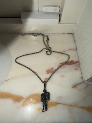 Svart och silver billie eilish blohsh halsband - Ett halsband som aldrig använts med en svart blohsh på en silver kedja. Halsbandet är 55 cm långt och blohshen är cirka 4 cm ! Inspireras av billie eilish ❤️