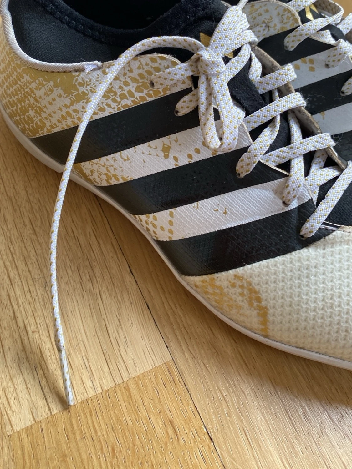 Adidas vita och svarta innetränings skor  - 1