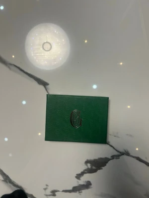 Blå plånbok gy  - Säljer en snygg blå plånbok från Gy i klassiskt mönstrat läder. Kommer i original grön ask med silverfärgad logga på locket. Perfekt för kort och sedlar, och har en exklusiv känsla med sin unika design.