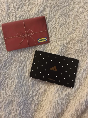 Presentkort värde 1500kr - IKEA 750kr, ADIDAS 750kr, funkar fysiskt och på webb, jag skickar kortnummer och pinn så du kan handla för de. Vill du endast ha ett av korten går det bra för 500kr, båda för 1000kr.