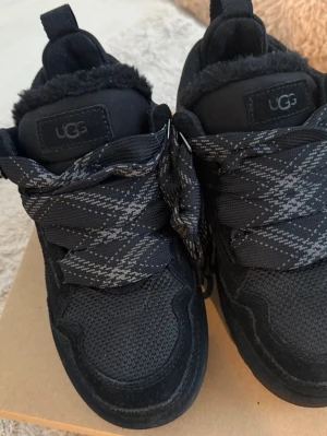 UGG lowmel sneakers - Supersnygga svarta ”UGG lowmel” skor i storlek 38, aldrig använda. Kommer i orginal skokartong plus alla äkthetsbevis.