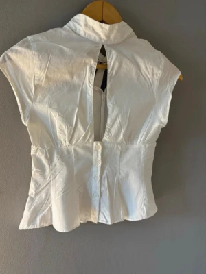 Zara topp - Supersöt keyhole-topp/blus från Zara, kan gå ner i pris vid snabb affär!🤍