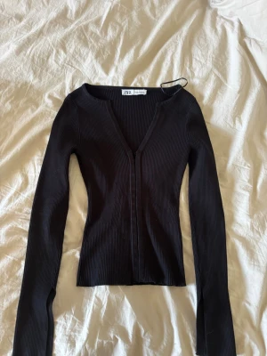 Långärmad Zara topp! - Skit snygg uringad Zara topp!