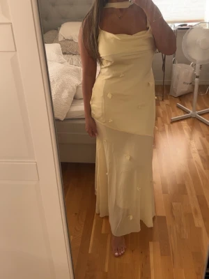 Ljusgul långklänning med blommor - Festklänning från ginatricot, storlek 42, passar mig som vanligtsvis har 38-4”
