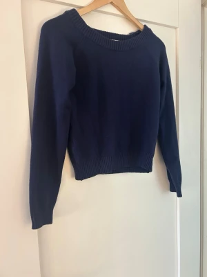 Mörkblå stickad tröja - En enkel lite tjockare stickad tröja från New yorker. Super fin med ett linne under till ett par jeans. 
