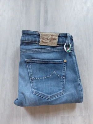 Blå jacob cohen jeans - Säljer nu dessa tvärfeta jacob cohen jeansen på grund av att de inte passar mig      de har ingen defekter och storleken är 29 och 100cm på längden vilket är runt 30 i jeanslängd och passformen är slim.priset är såklart diskutertbart och om du har några frågor så passa på och fråga innan denna snyggingen e borta🤗 .             