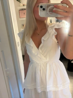 Vit klänning nelly - Den är använd en gång på min konfirmation💗 den är som ny