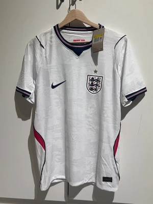 England fotbollströja Nike - Helt ny landslagströja, inga konstigheter säljer endast för den inte passar, väldigt hög kvalite då det är den officiella matchtröjan och inte replika som brukar vara gjorde på lite keffare matrial vid frågor och funderingar tvivla inte på att kontakta mig!👊🏼