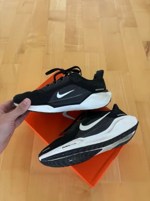 Nike Pegasus 41 - Superfina svarta som nya Nike Pegasus 41 löparskor i storlek 40 säljes. Perfekta skorna för alla tillfällen och nypris på nästan 2000 kr. Riktigt kap absolut topp skick som helt nya. Väldigt snygga och sköna skor och tveka inte vid minsta fråga eller fundering! 