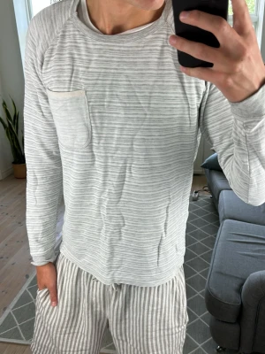 Stickad Randig Grå Tröja  - Trendig och väldigt snygg! Perfekt nu under sommaren. Med en lite fläck på armen som bör gå bort i tvätten!  Skriv vid fundering!😇🙌 Mått: A:56 B:49 C:45 D:64 