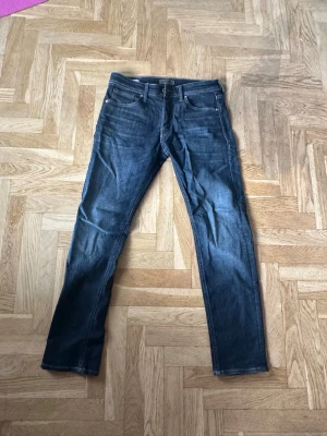 Jack & Jones Tapered Mike - Säljer ett par Jack & Jones jeans som ej kommer till användning. Storleken är 30/32