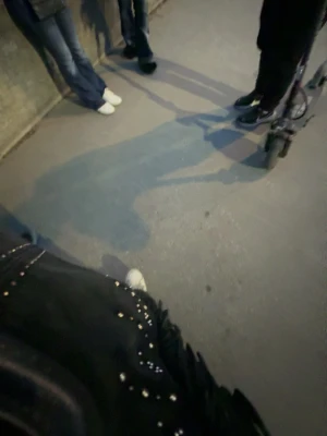 Svart fransväska med nitar - Säljer en svart axelväska med fransar och silverfärgade nitar. Väskan har en cool och edgy stil. Säljer därav ingen användning