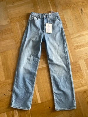 Ljusblå wide leg bootcut jeans från ONLY - Säljer ett par ljusblå jeans från ONLY i modellen ONLMADDIE EX HW WIDE. 