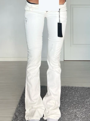 Guess jeans - Midjemått: 35cm rakt över, innerbenslängd: 85cm 💗