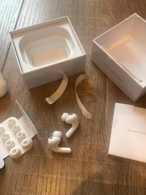 AirPods 3 Pro trådlösa in-ear hörlurar - Snygga AirPods 3 Pro trådlösa in-ear hörlurar med laddningsetui och flera utbytbara silikontoppar. Hörlurarna har en stilren och modern design med rundade former och passar perfekt för musik, poddar och samtal. Allt levereras i originalförpackning.