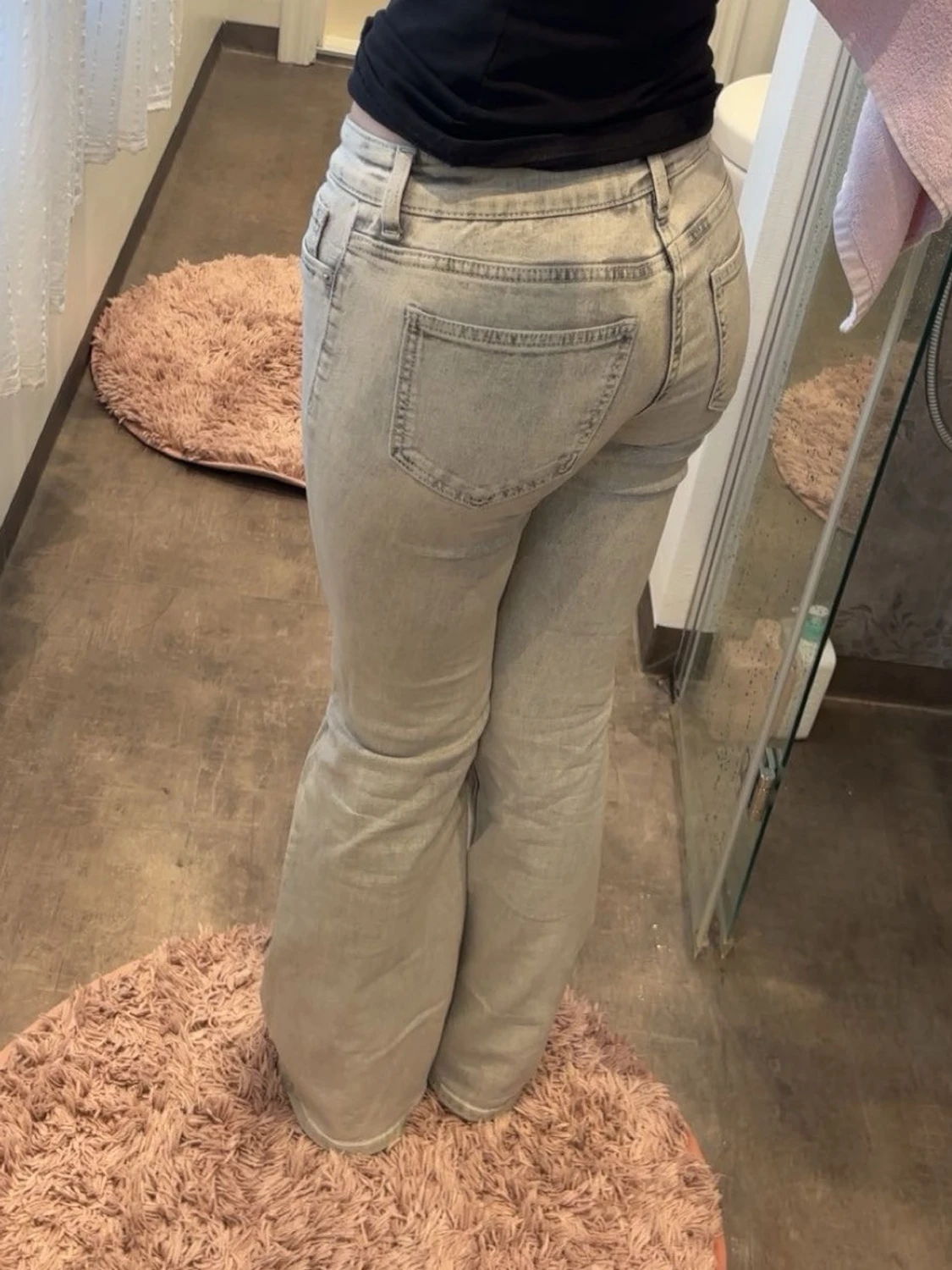 Ljusgråa bootcut jeans med slitningar - 1