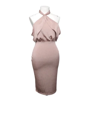 Ljusrosa halterneck klänning - Snygg ljusrosa klänning med halterneck och omlottdetalj upptill. Klänningen är figurnära och har en elegant, midilång siluett. Perfekt för dig som vill ha en stilren och trendig look.