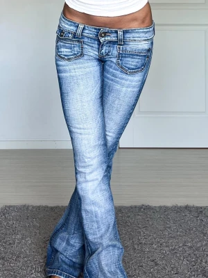 Jeans - Midjemått: 34cm rakt över, innerbenslängd: 76cm 💗
