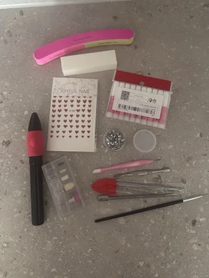 Elektrisk nagelfil & nagelgrejer - Säljer en elektrisk nagelfil med 5 olika huvuden. Även lite andra nagelgrejer: 10 nagellim, fem olika verktyg för att göra gelé / akrylnaglar, två filer, stenar och klistermärken 