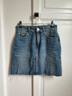 Jeanskjol - Asos - Blå jeanskjol från Asos. Storlek 32. Midjemått ca 34cm, längd ca 40cm. I mycket fint skick! 🌸