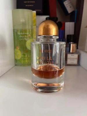 Byredo Vanille Antique  - Ursprungligen 70 ml flaska. Mängd enligt bild. Nypris 3650kr. Tyvärr ingen box. 