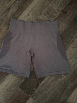 NVGTN - Säljer ett par shorts från Nvgtn i storleken S men skulle säga att den även passar en mindre M.