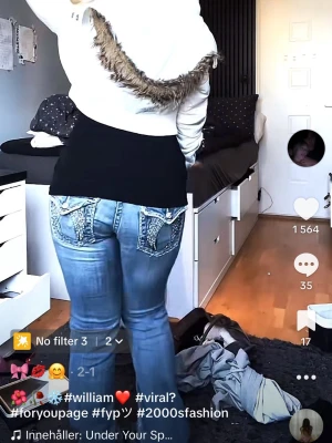Blå low waist bootcut miss me jeans - Säljer ett par blå bootcut jeans med slitningar och detaljerade broderier på bakfickorna. Jeansen har låg midja och klassisk 2000-talsstil med kontrastsömmar och dekorativa ficklock. Perfekta för dig som gillar retrovibbar och statement-plagg. Pris kan såklart diskuteras 