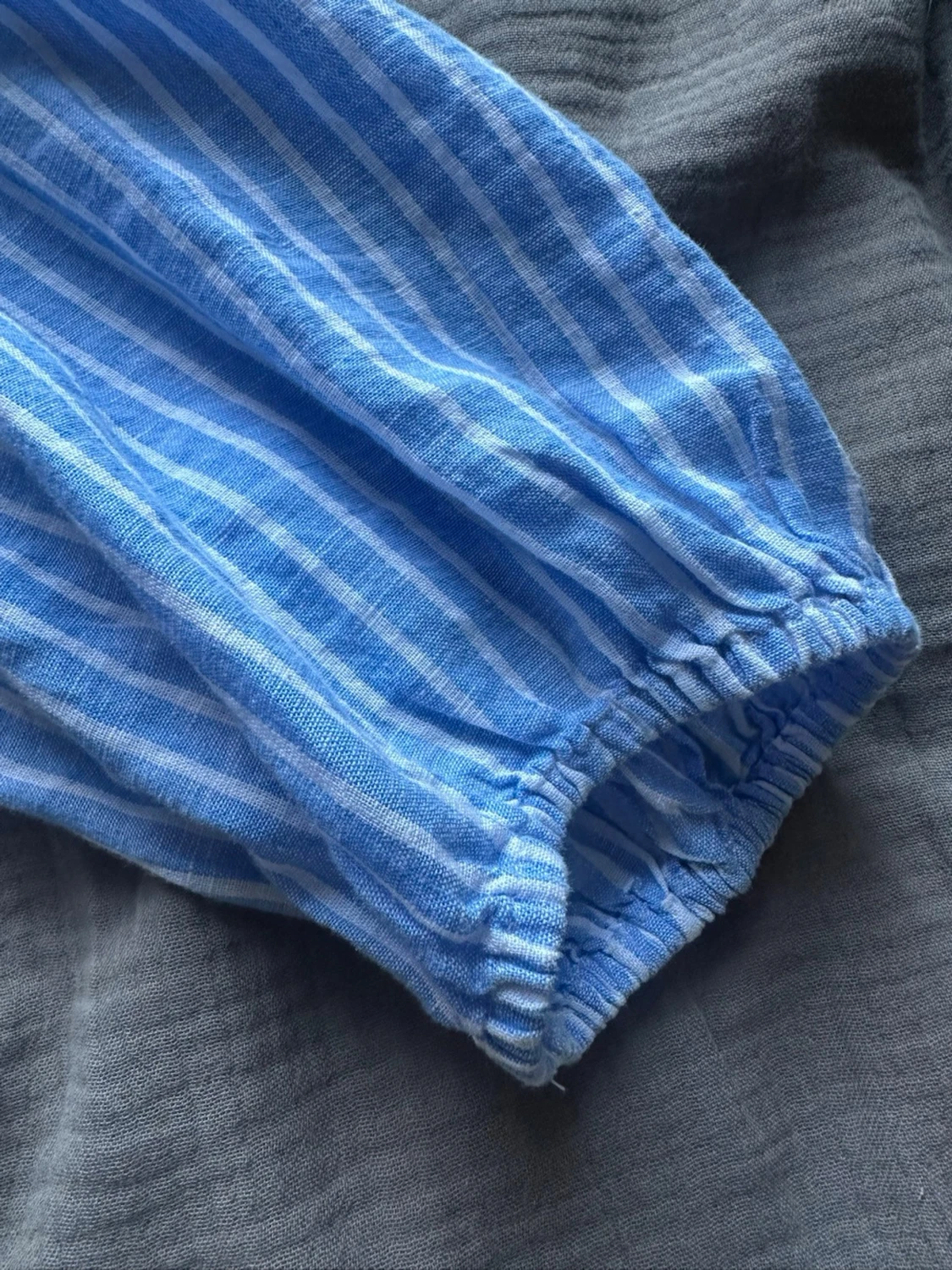 Blåvit randig blus med puffärm - 3