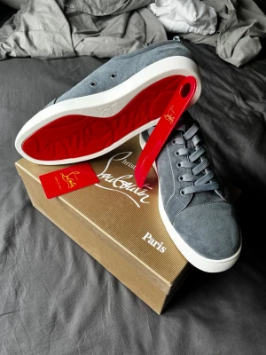Christan Louboutins med Kvitto - Ljusblå Louboutins med vit sula i storlek 45. Kvitto, kort, skohorn och dammpåse medföljer