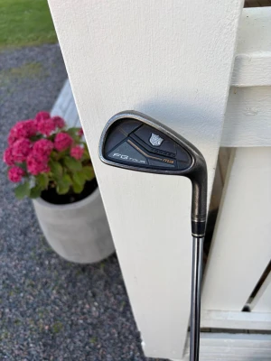 Wilson Staff FG Tour M3 4-järn – Stiff – Fint skick - Säljer ett Wilson Staff FG Tour M3 4-järn i fint begagnat skick.  En premiumklubba med smidd känsla och hög kvalitet, framtagen för spelare som vill ha bra kontroll och precision. Perfekt som ersättningsklubba eller komplement till ett befintligt set.  * Modell: Wilson Staff FG Tour M3 * Klubba: 4-järn * Skaft: Stål * Flex: Stiff * Skick: Fint begagnat skick  Klubban är väl omhändertagen och redo att användas direkt.  Pris: 500 kr (eller bud) är även öppen för byte då jag är ute efter en hybrid 