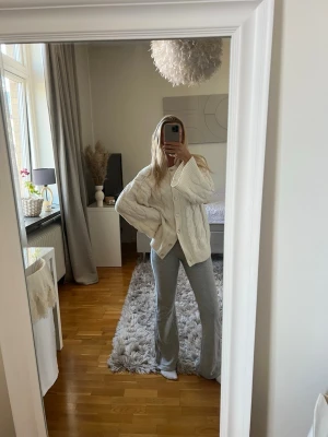 Grå low waist loungebyxor - Low waist mjukisbyxor från Junkyard