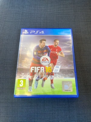 FIFA 16 till PS4 - FIFA 16 till PlayStation 4 med blå plastfodral. Omslaget visar två fotbollsspelare på en grön fotbollsplan. Perfekt för dig som gillar fotboll och sportspel.